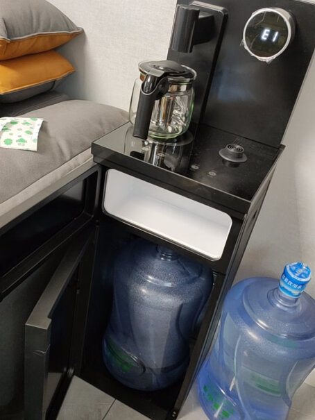 奥克斯茶吧机家用饮水机两侧面金属 容易生锈掉漆吗？ 放水的底是什么材质的？