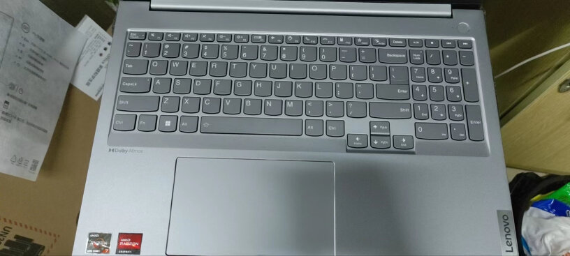 16+AMD锐龙标压笔记本电脑大家16的触控板有缝隙吗？纸片能伸进去那种？