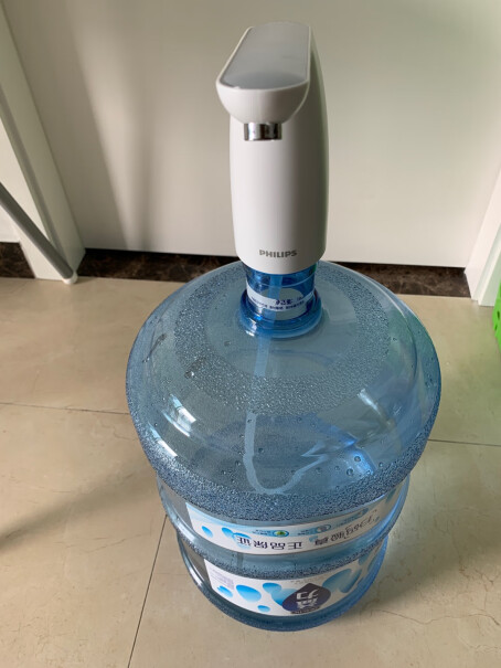 飞利浦桶装水抽水器电动抽水机大桶矿泉水自动上水器你们买的这个管子有刺鼻的味道吗？