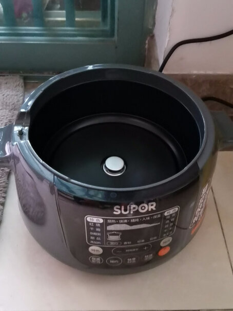 苏泊尔电炖锅电炖盅锅里面的底部有个小凹陷，请问是正常的吗？