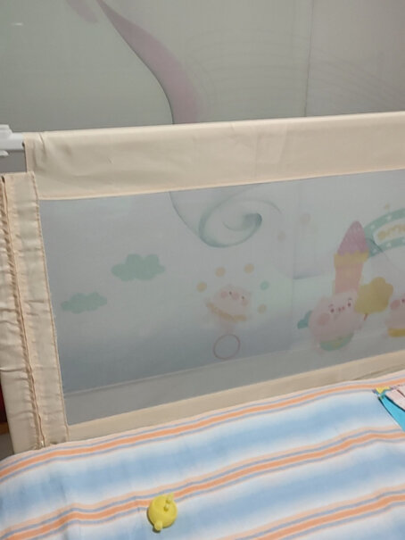 棒棒猪BabyBBZ婴儿童垂直升降床护栏床垫是凹进去的，可以安装吗？