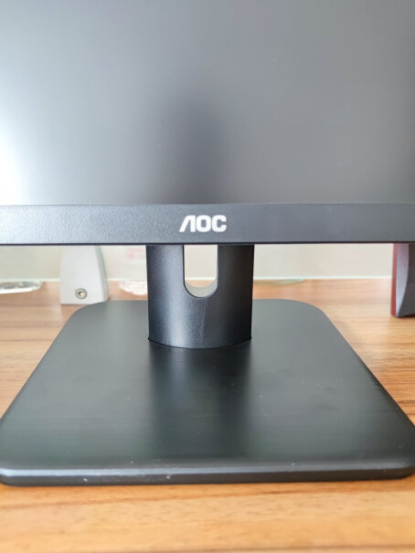 AOC电脑显示器23.8英寸全高清IPS屏底座重吗，稳定吗？桌子轻微摇晃显示器会不稳吗？