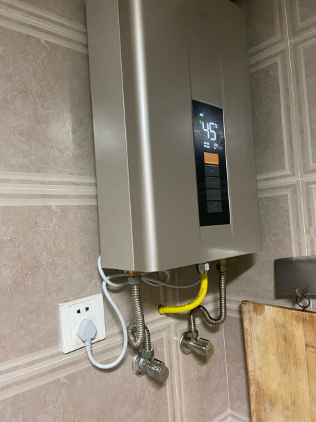 美的16升水气双调智能家电恒温APP遥控自动变升多重安防这种燃气热水器装在2楼厨房，那3楼4楼的卫生间可以用吗？