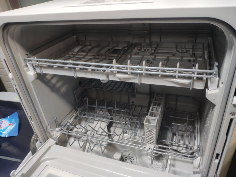松下洗碗机家用台式全自动洗涤剂免费安装这个洗碗机为什么洗碗时，每洗20几秒要停下，大家都这样吗？