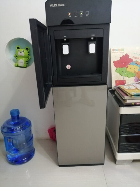 奥克斯饮水机下置式家用立式温热型你们买的这个饮水机是不是也有味道？我买的这个热水有味道，怎么去除啊？