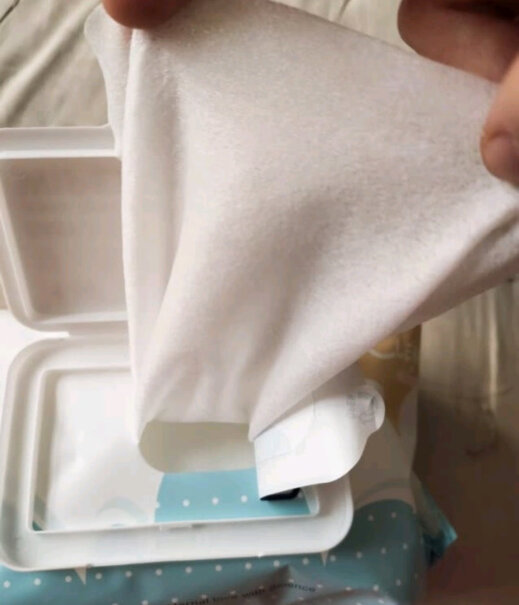 子初婴儿手口柔湿巾新生儿纸巾一箱能用多久？90*10包，新生儿可以用多久？一次买一箱还是两箱合适，