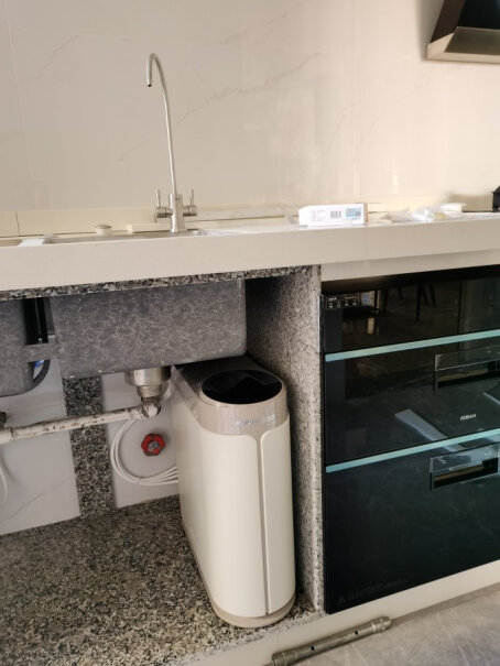 安吉尔净水器家用厨房无桶净水机净化出来的水是弱酸性吗？有没有测过ph值？