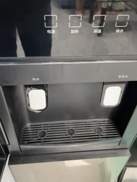 奥克斯饮水机下置式家用立式温热型烧出开的热水有没有塑料味？