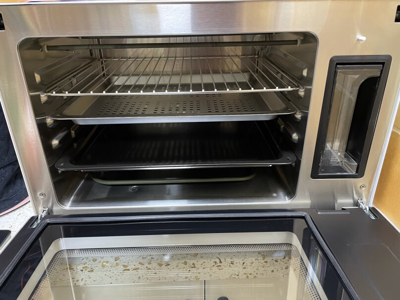 海氏蒸烤箱一体机家用多功能台式电蒸箱烤箱30升想问问只用烤的功能的时候 可以把水箱拿出来吗？