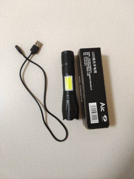 神鱼迷你强光手电筒可充电电池旧了更换电池是怎样拆卸？