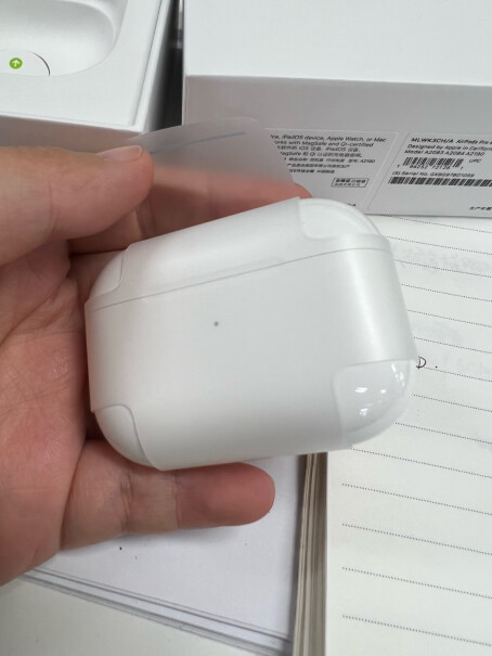 Apple AirPods Pro (第二代) 配MagSafe无线充电盒 主动降噪无线蓝牙耳机 适各位的pro 2有没有出现断连的，还有电流声？