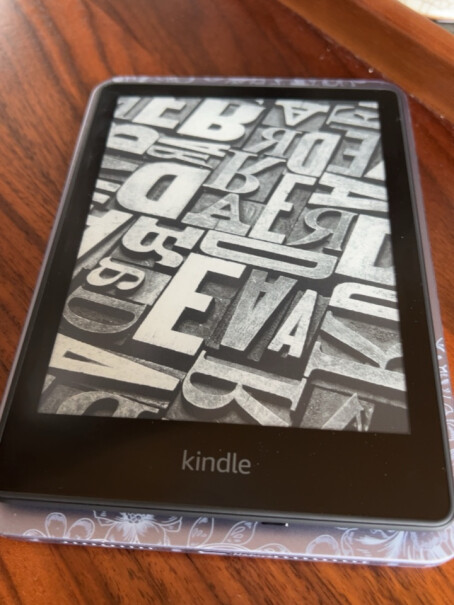 Kindle paperwhite 8G 墨黑色新款的kpw5用的是元太的Carta1200墨水屏吗？