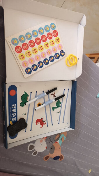 猫贝乐儿童玩具电子琴婴儿音乐玩具拍拍鼓2合1电子琴上面装几号电池啊？