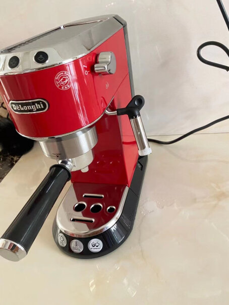 德龙咖啡机半自动咖啡机这个有压粉器吗？没看到呢？