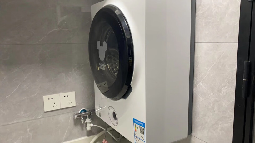 美的壁挂洗衣机迷你滚筒洗衣机全自动3kg新机打开会有水吗？打电话美的售后，说洗衣机都这样，测试过机械。大家是不是都这样？