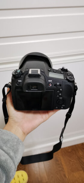索尼DSC-RX10M3数码相机请问这款相机自带存储卡吗，还是需要单买？