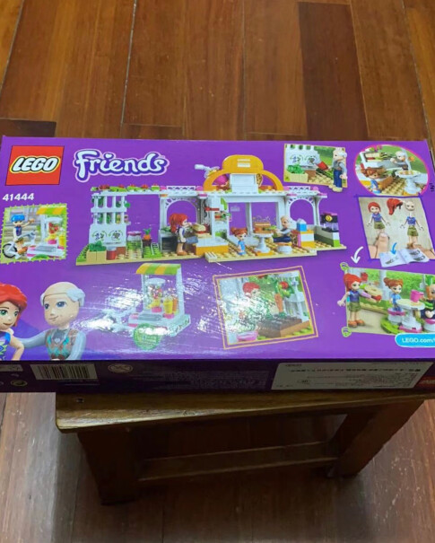 乐高LEGO积木好朋友系列FRIENDS请问大家收到货，商品包装表面有层白色的薄膜吗？还是就直接是纸箱呢？