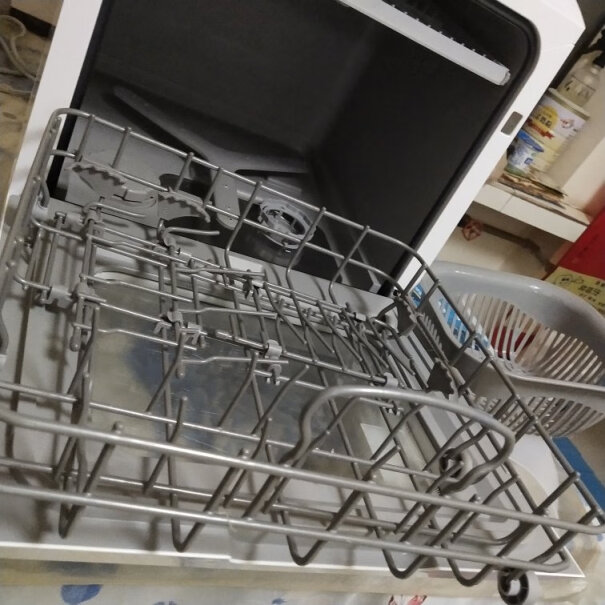 布谷家用台式洗碗机4-6套台式免安装活氧清洗智能解冻看评价，有买家说机器里面是胶的，洗完有胶臭味，是真的吗？