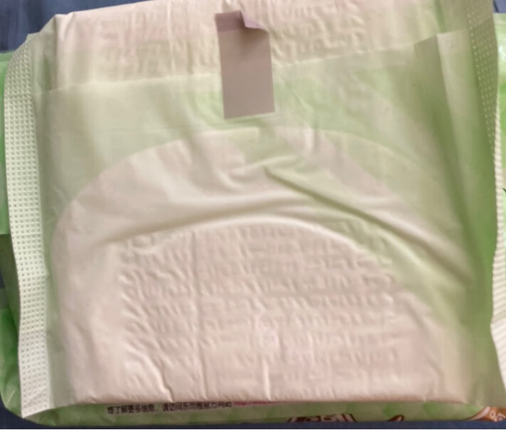 花王乐而雅零触感超丝薄22.5cm日用卫生巾32片收到的这款有中药味吗？