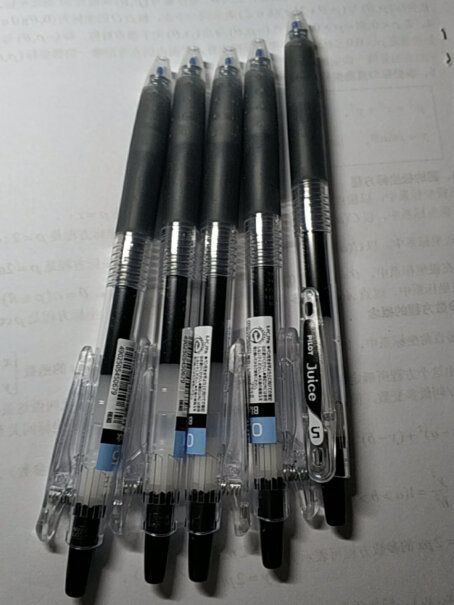 日本百乐JUICE彩色按动中性笔啫喱笔手账笔果汁笔黑色和无印良品的笔有什么区别吗？
