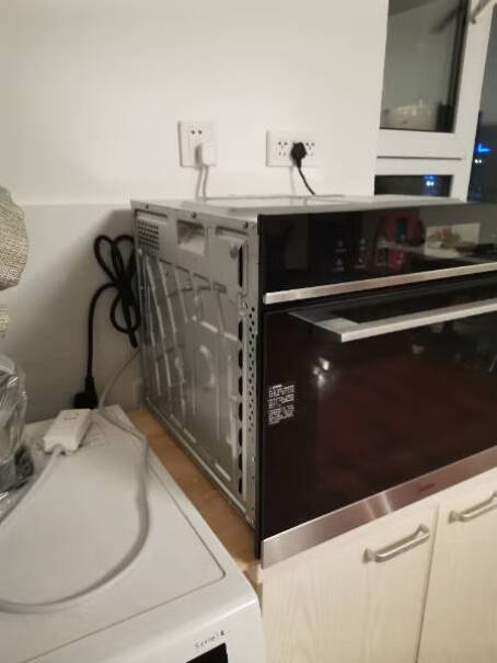 美的R3J嵌入式微蒸烤一体机APP智能操控微波炉蒸箱烤箱这款机器背后的插头在什么地方？橱柜的插座在右上角合适吗？
