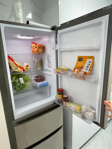 海尔216升直冷冰箱三门三温区多门小型迷你家用租房低音节能不占地中门软冷冻以旧换新BCD-216ST这款冰箱有闭门器吗？