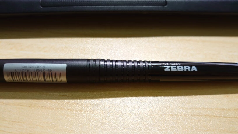 日本斑马牌银蛇直液式签字笔0.5mm子弹头中性笔容易摔坏吗？