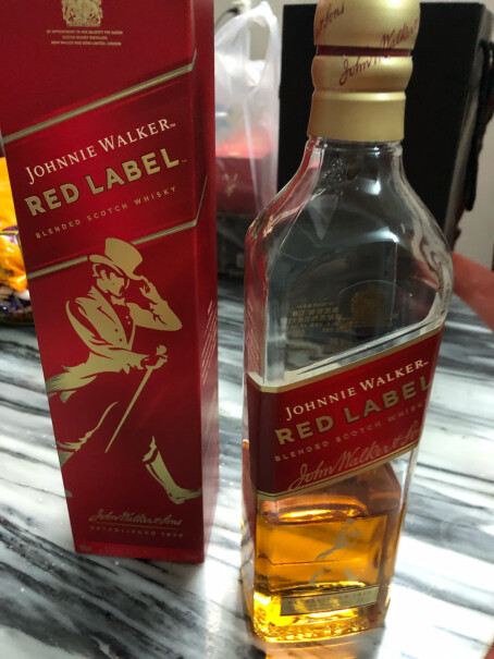 尊尼获加（JOHNNIE WALKER）威士忌尊尼获加红方红牌哪款性价比更好,哪个更合适？
