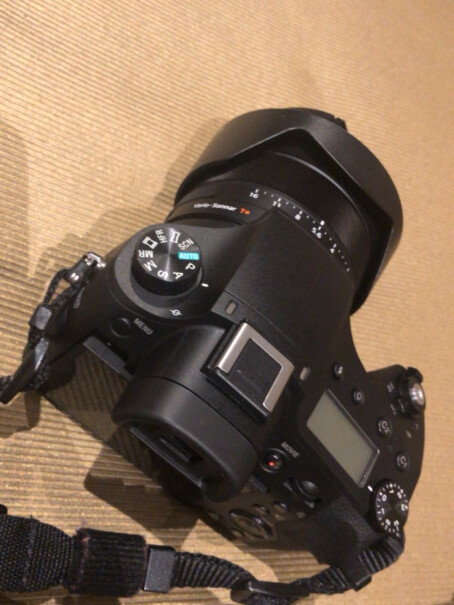 索尼DSC-RX10M3数码相机拍近景和人像能不能干掉标准镜头的佳能80D。