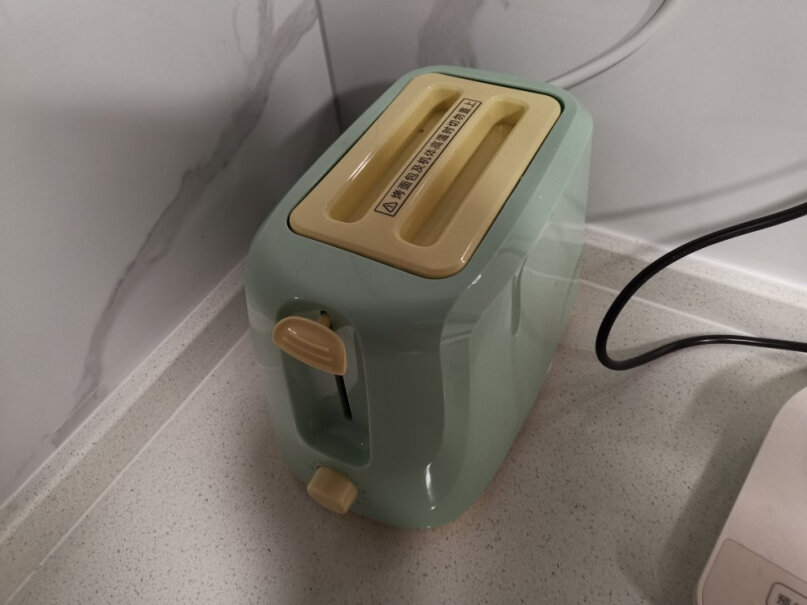 东菱面包机多士炉不锈钢内胆烤面包机2片烤吐司机多功能用刷油吗？