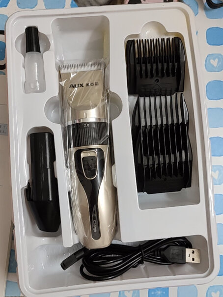 奥克斯剃头理发器电推子成人电推剪婴儿电动剪发器刚买用充电吗？