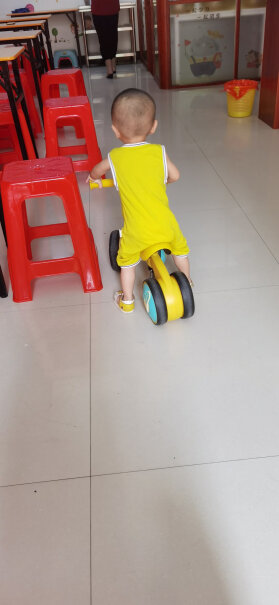 乐的儿童平衡车学步车可坐可滑行防侧翻减震降噪滑步车小黄鸭你们那个车把是怎么固定住的啊？我的为什么螺丝拧紧了还是能抽出来车把啊？