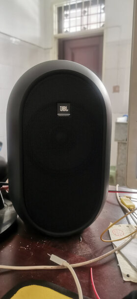 JBL104后面两个6.5接口是左右声道吗 如果用它效果会好吗？