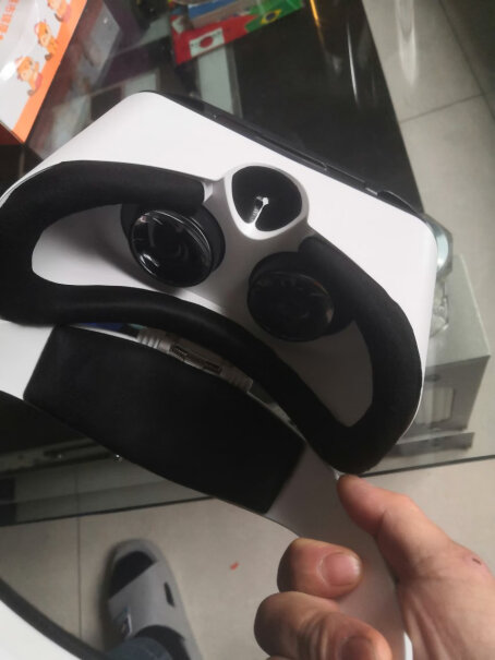 iQIYI-R3 VR眼镜遥控器是不是就个凸透镜啊？