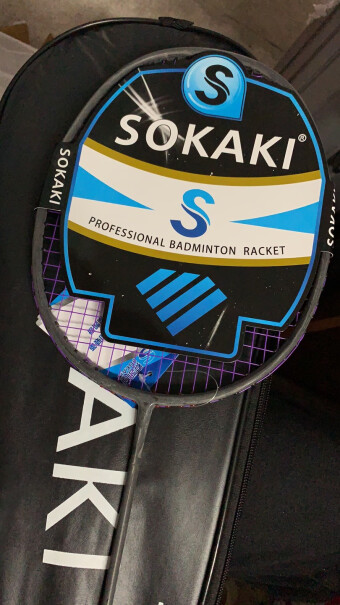 索凯奇SOKAKI超轻5U全碳素羽毛球拍毛坯1支装买回来的拍很脏吗？