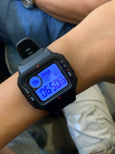 Amazfit 跃我 Neo 手表有夜光模式吗，晚上是不是就看不到了。