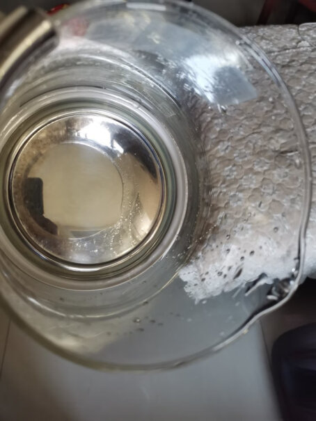 北鼎养生壶全自动静音银耳壶盖子是塑料的吗，烧开水有异味吗？