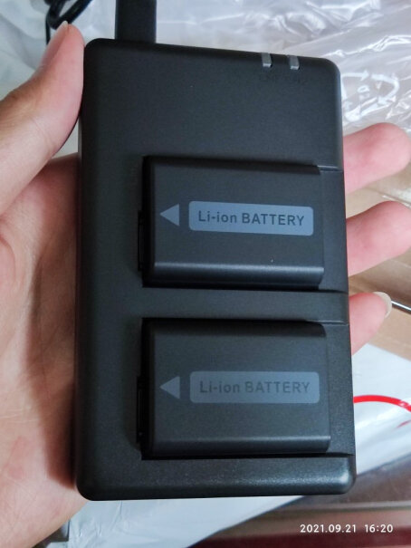 沣标(FB) NP-FW50 双槽充电器请问电池能放相机里直充么？