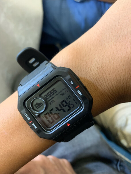 Amazfit 跃我 Neo 手表有太阳能充电吗？卡西欧那种？