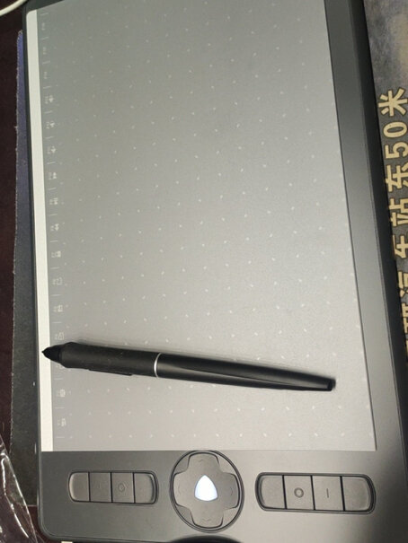 高漫m7数位手绘板压感笔会有弹簧的弹回感吗?