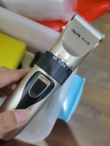 奥克斯电动剃头理发器成人电推剪电推子理发工具是锂电池吗？