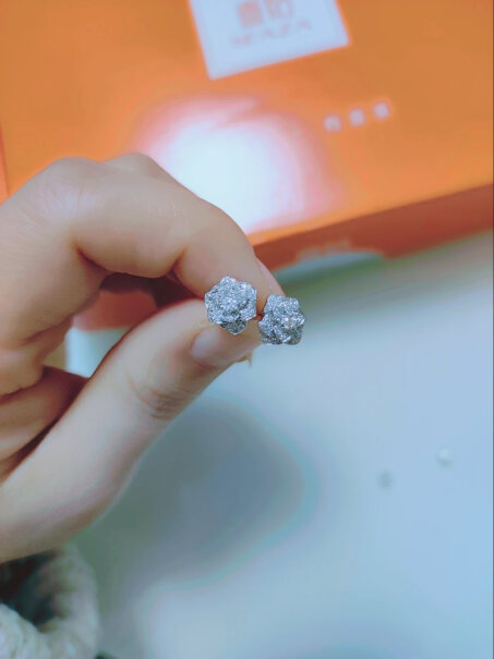 钻石耳饰喜钻盛世女王系列-白18K金群镶百搭钻石耳钉评测值得入手吗,告诉你哪款性价比高？