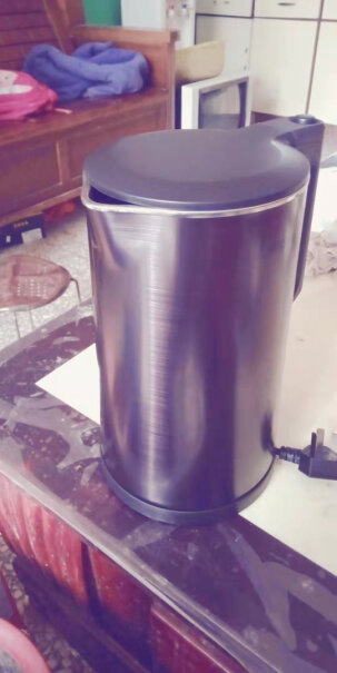 美的电水壶热水壶304不锈钢双层精钢是什么意思？