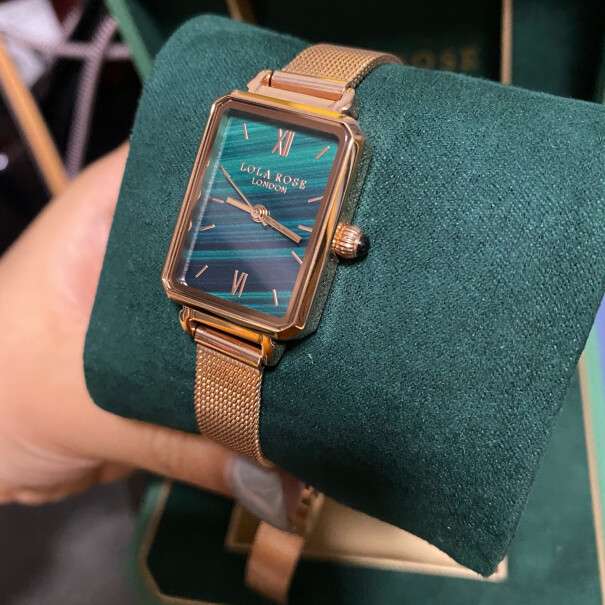 LolaRose手表女满天星英国时尚石英方形女士手表礼物值得买吗，看好多人说褪色是真的吗？