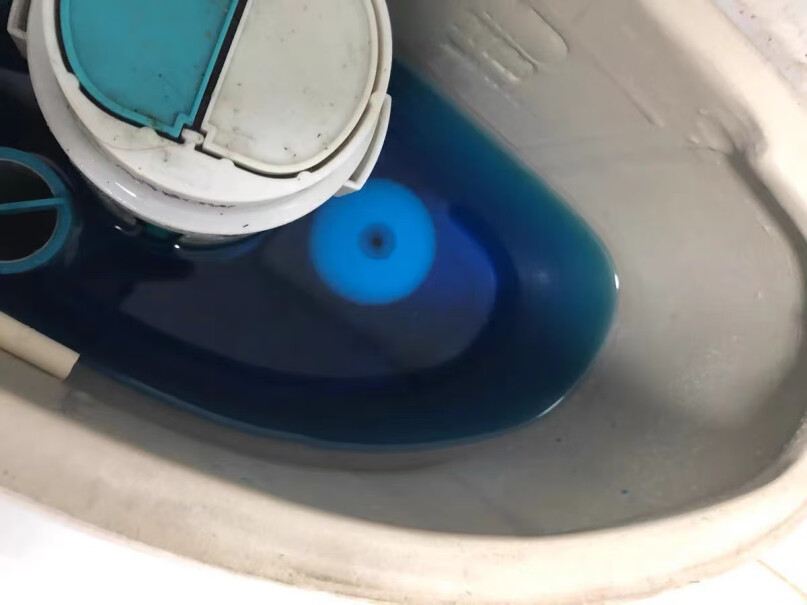 英国vilosi洁厕宝蓝泡泡250g*3这一款里面是沙子还是别的啥？可以横着放吗？家里的智能马桶水箱很小，容易倒下来，如果是沙子就麻烦了。