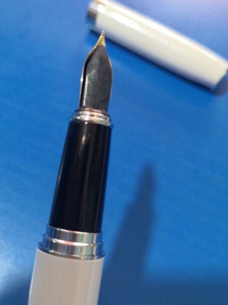 英雄钢笔382商务办公铱金钢笔签字笔漏水吗 这个钢笔？