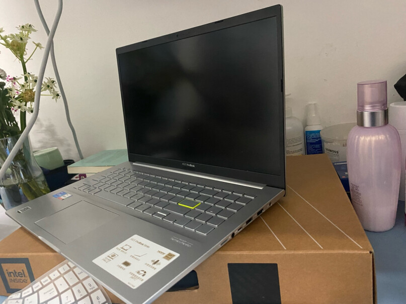 华硕ASUSVivoBook15请问这个满电开机之后未使用合上盖子之后自动关机了，这个正常吗？