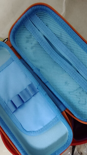 晨光M&G文具蓝色大容量笔袋EVA文具盒抗压耐摔你们买来味不大吗？能用吗？