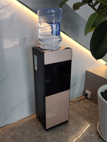 美菱饮水机立式家用办公双开门柜式温刚开始用的时候有异味吗？