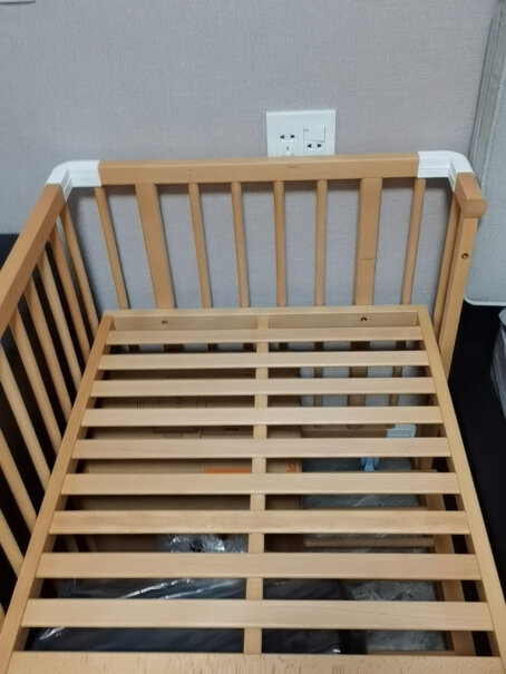 京造京东自有品牌实木婴儿床买这个就是一个床么，有没有赠送床垫。毛刺多不多，床稳不稳？